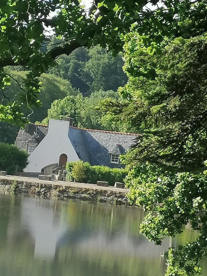 Moulin de brezal et étang à 20 minute de la mer Plounéventer Exterior foto